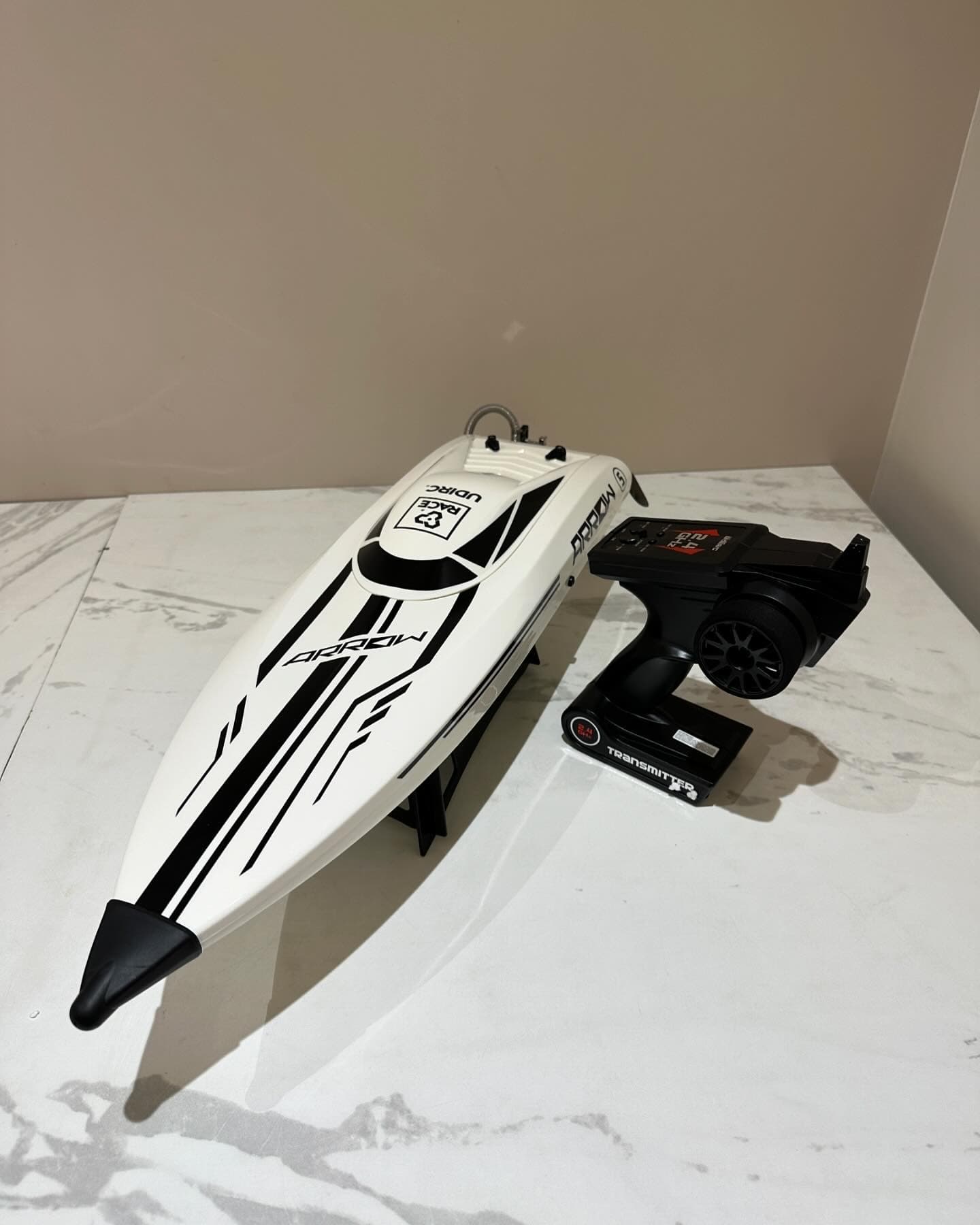 UDI RC 0005 - Arrow RC Boat 50kmph 1